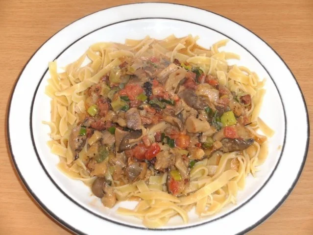 Rezept: Pilze: Austernpilze in pikanter Sauce auf Bandnudeln Pilze: Austernpilze in pikanter Sauce auf Bandnudeln - Rezept