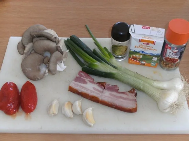 Rezept: Pilze: Austernpilze in pikanter Sauce auf Bandnudeln Bild Nr. 2 Pilze: Austernpilze in pikanter Sauce auf Bandnudeln - Rezept - Bild Nr. 2