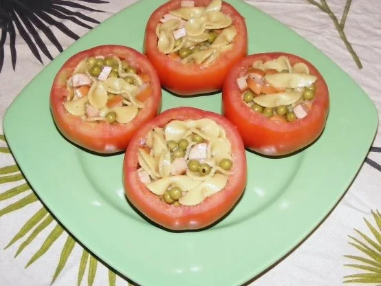 Nudel-Erbsen-Wiener-Salat aus der Fleischtomate - Rezept