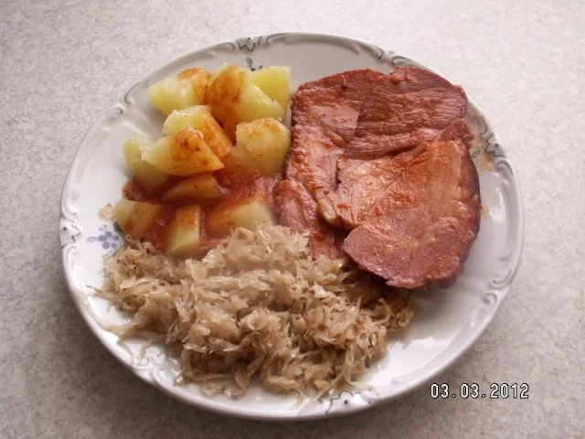 Rezept: Kasseler-Kamm glasiert mit Tomatensoße und Sauerkraut Kasseler-Kamm glasiert mit Tomatensoße und Sauerkraut - Rezept