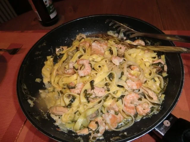 Tagliatelle mit Rucola, Lachs und Scampis - Rezept - Bild Nr. 6
