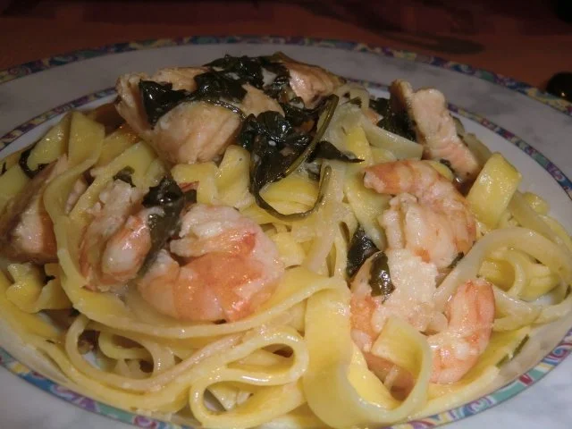 Tagliatelle mit Rucola, Lachs und Scampis - Rezept - Bild Nr. 2