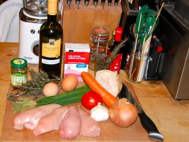 POCHIERTE HÄHNCHENBRUST IN WEISSWEIN - KAPERNSAUCE - Rezept