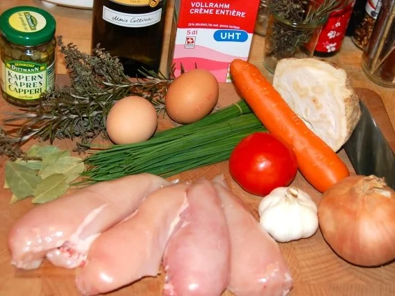 POCHIERTE HÄHNCHENBRUST IN WEISSWEIN - KAPERNSAUCE - Rezept - Bild Nr. 2