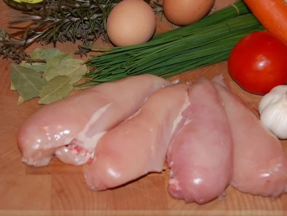 POCHIERTE HÄHNCHENBRUST IN WEISSWEIN - KAPERNSAUCE - Rezept - Bild Nr. 3