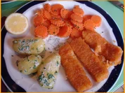 Fischstäbchen mit Möhrenblüten à la Vichy und Rahmkartoffeln - Rezept