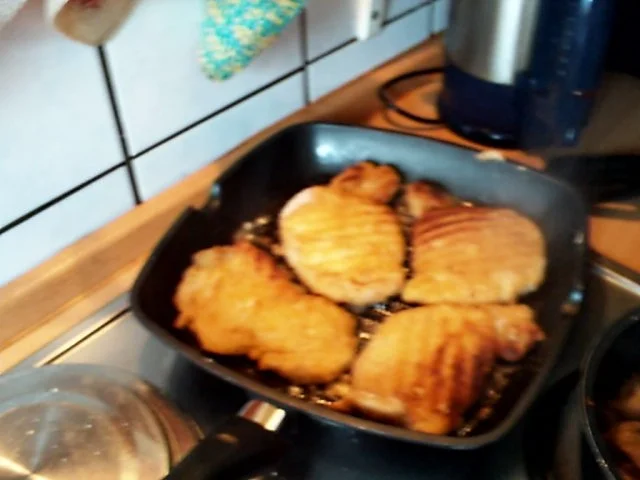 Kotelett unter einer Champignonhaube mit frischen Champignons - Rezept - Bild Nr. 2