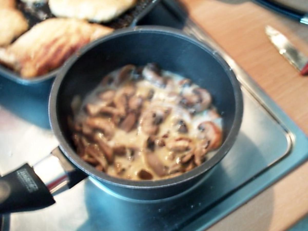Kotelett unter einer Champignonhaube mit frischen Champignons - Rezept - Bild Nr. 6