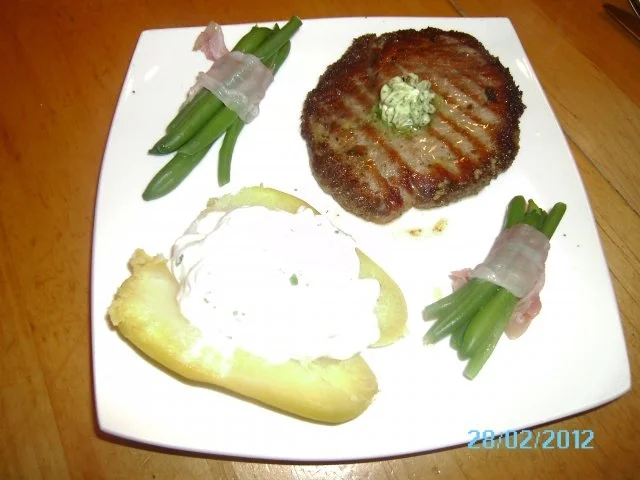 Rezept: Rindersteaks mit Ofenkartoffeln und Speckbohnen Rindersteaks mit Ofenkartoffeln und Speckbohnen - Rezept