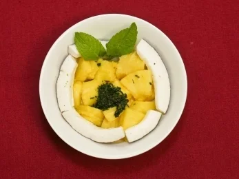 Rezept: Ananas mit Minz-Pesto und Sorbet (Claudia Hiersche) Ananas mit Minz-Pesto und Sorbet (Claudia Hiersche) - Rezept