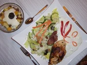 Hähnchenbrustfilet mit Salat und Zaziki - Rezept