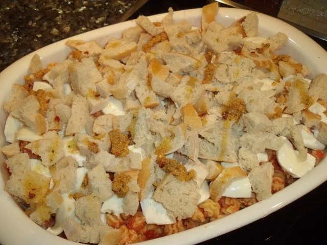 Pasta-Hähnchen-Auflauf mit Käse-Brot-Kruste - Rezept