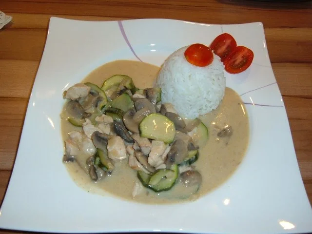 Rezept: Hähnchengeschnetzeltes nach Züricher Art ...mit Zucchini Bild Nr. 2 Hähnchengeschnetzeltes nach Züricher Art ...mit Zucchini - Rezept - Bild Nr. 2
