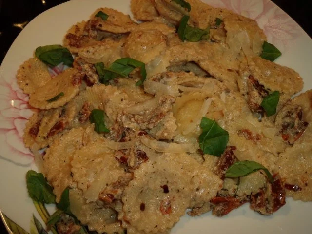 Pasta mit Ziegenfrischkäse und getrockneten Tomaten - Rezept