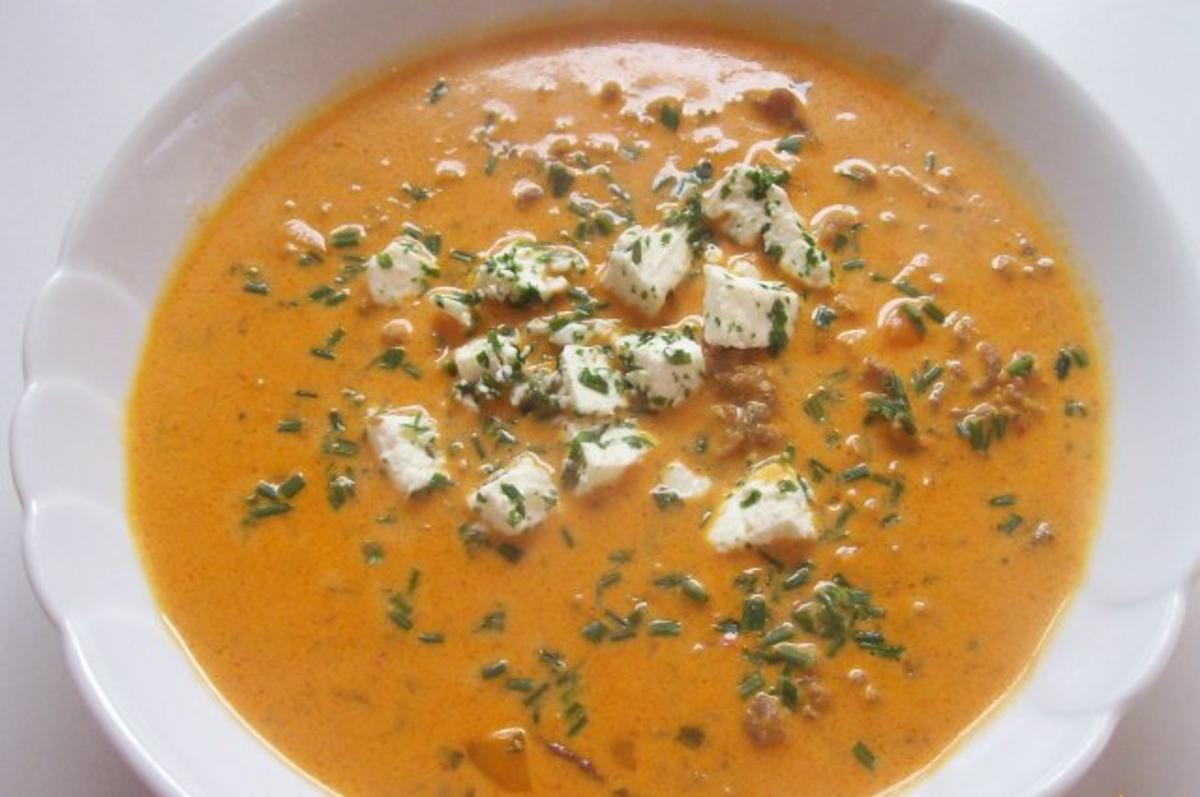 Paprikahacksuppe mit Kräuterfeta - Rezept
