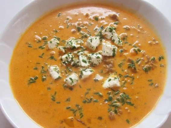 Paprikahacksuppe mit Kräuterfeta - Rezept