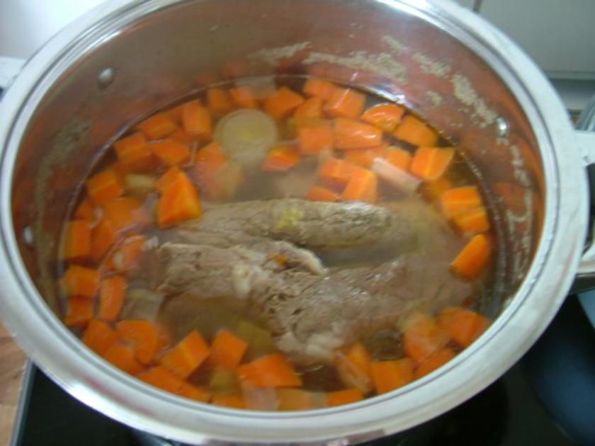 Rindfleischsuppe mit Suppenfleisch Rind und Suppengrün frisch Möhren ...