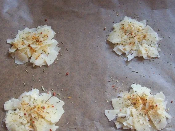 Rosmarin-Käse-Chips mit fruchtigem Dip - Rezept - Bild Nr. 2