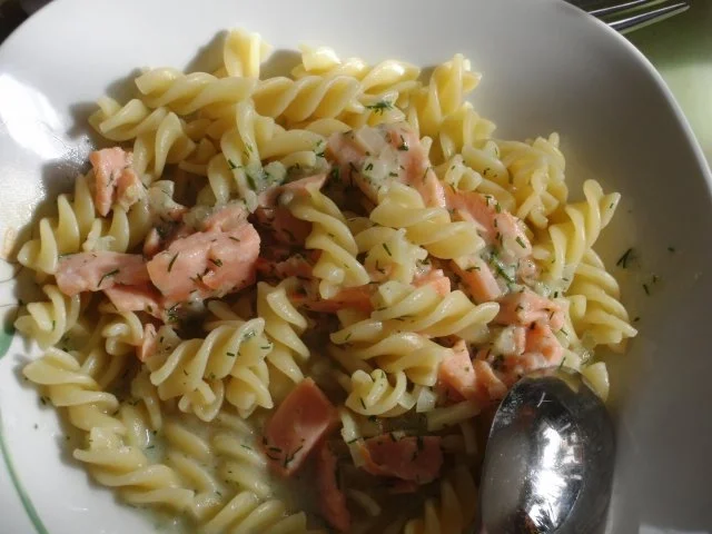 Fisch : Räucherlachs in Vermouth-Fischfonds-Soße und Dill auf Nudelgericht - Rezept - Bild Nr. 2