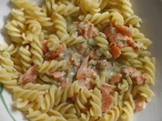 Fisch : Räucherlachs in Vermouth-Fischfonds-Soße und Dill auf Nudelgericht - Rezept