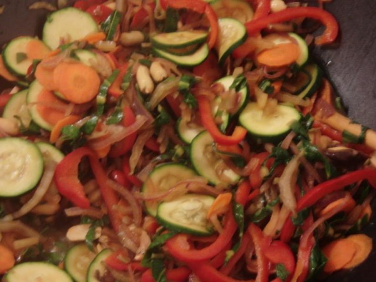Asia-Gemüse süss-sauer mit Erdnüssen - Rezept
