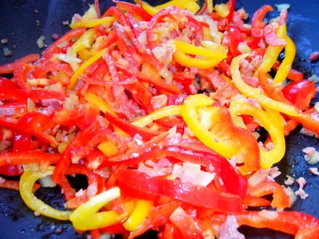 Paprika-Farfalle mit Speck und Cherrytomaten - Rezept - Bild Nr. 3