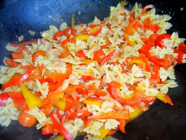 Paprika-Farfalle mit Speck und Cherrytomaten - Rezept - Bild Nr. 6
