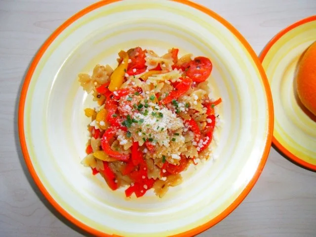Paprika-Farfalle mit Speck und Cherrytomaten - Rezept