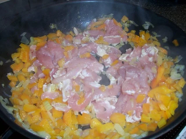 Rezept: Geschnetzeltes aus Putenbrust mit Schinken in Käsesauce Bild Nr. 7 Geschnetzeltes aus Putenbrust mit Schinken in Käsesauce - Rezept - Bild Nr. 7