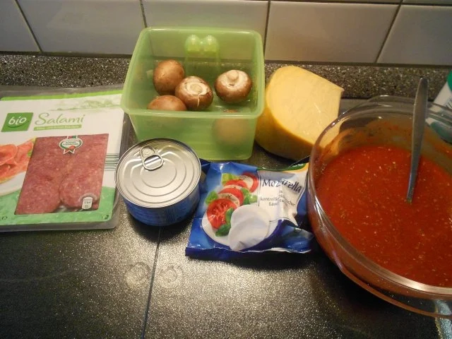 Pizza Speciale mit Thunfisch, Zwiebeln, Champigons und Salami - Rezept - Bild Nr. 2