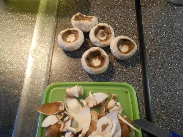 Pizza Speciale mit Thunfisch, Zwiebeln, Champigons und Salami - Rezept - Bild Nr. 3