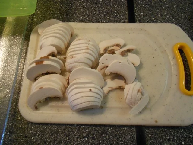 Pizza Speciale mit Thunfisch, Zwiebeln, Champigons und Salami - Rezept - Bild Nr. 4