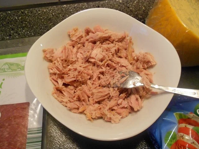 Pizza Speciale mit Thunfisch, Zwiebeln, Champigons und Salami - Rezept - Bild Nr. 5