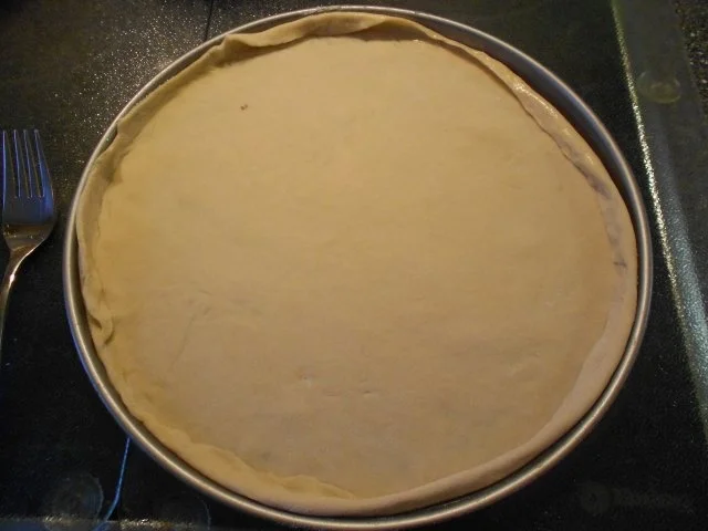 Pizza Speciale mit Thunfisch, Zwiebeln, Champigons und Salami - Rezept - Bild Nr. 9