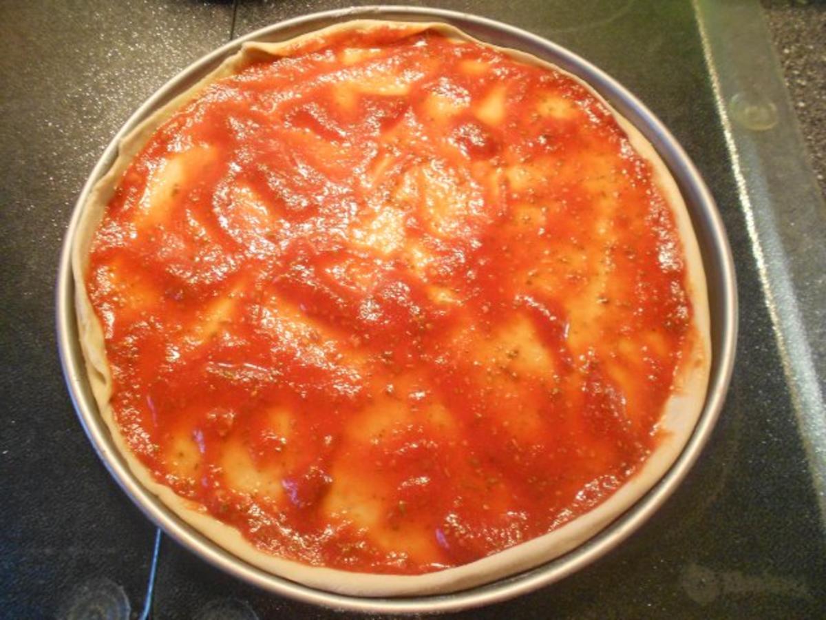 Pizza Speciale mit Thunfisch, Zwiebeln, Champigons und Salami - Rezept - Bild Nr. 11