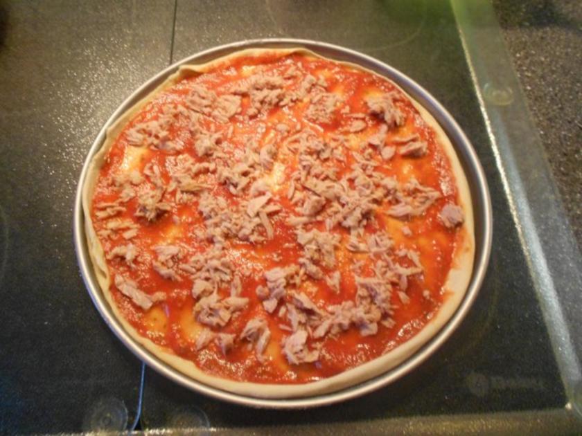 Pizza Speciale mit Thunfisch, Zwiebeln, Champigons und Salami - Rezept ...