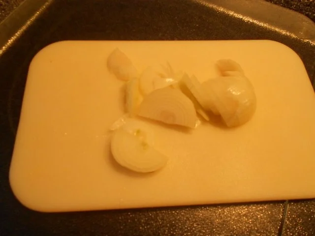 Pizza Speciale mit Thunfisch, Zwiebeln, Champigons und Salami - Rezept - Bild Nr. 6