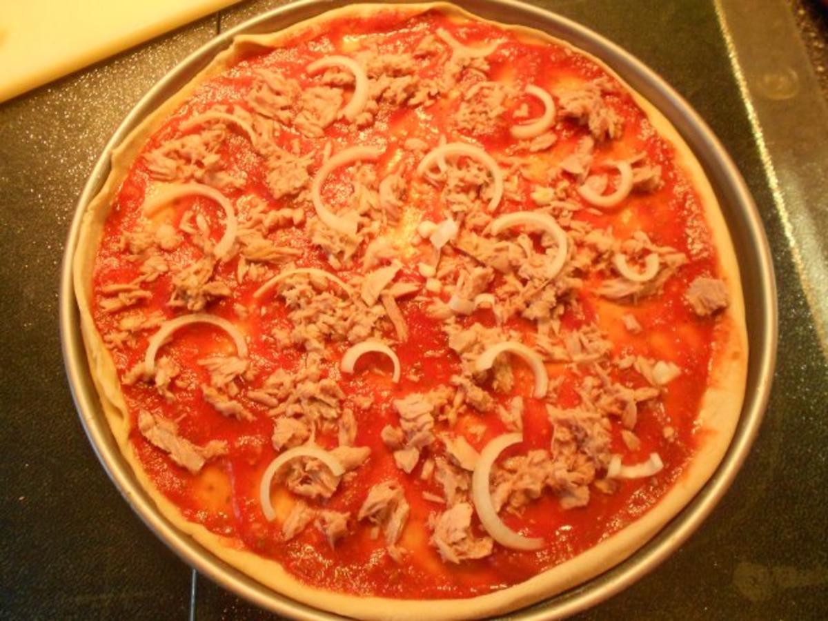 Pizza Speciale mit Thunfisch, Zwiebeln, Champigons und Salami - Rezept - Bild Nr. 13