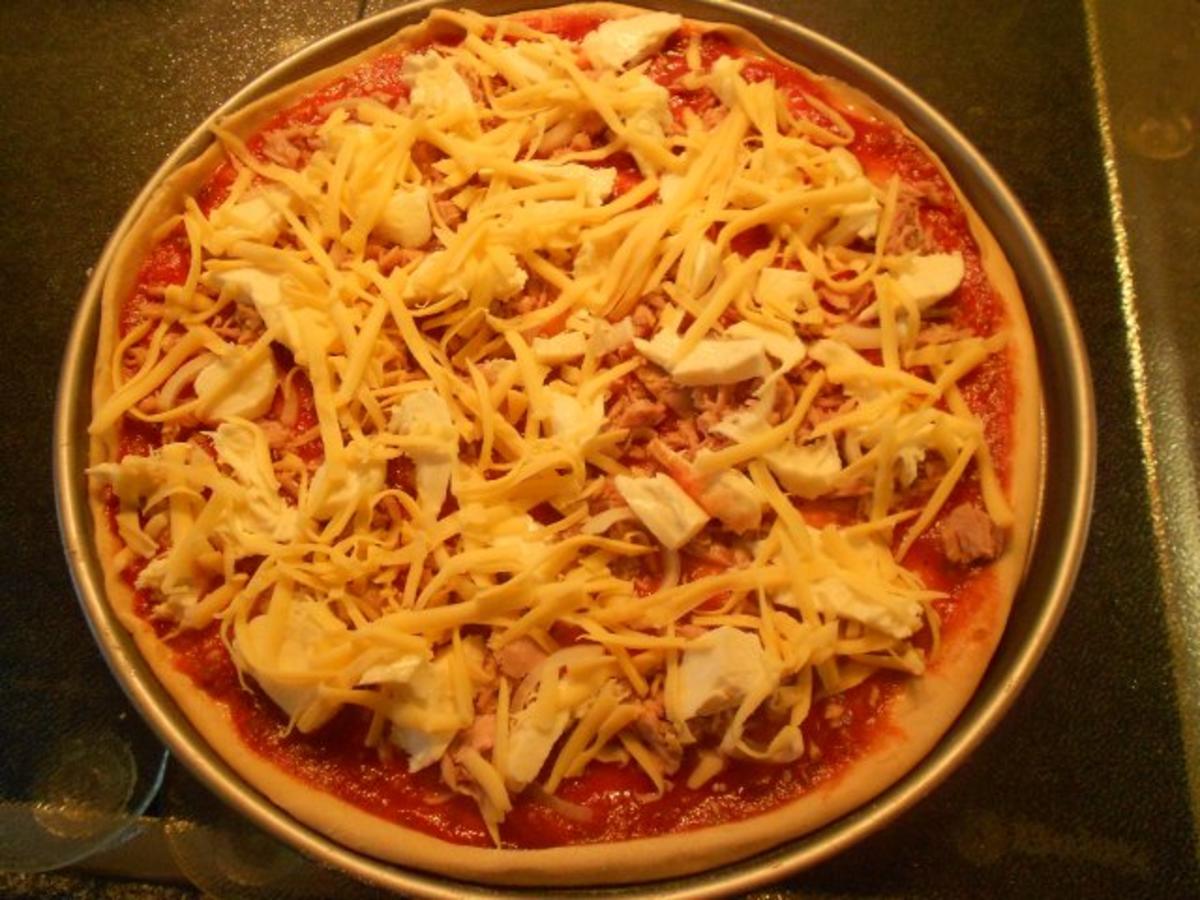 Pizza Speciale mit Thunfisch, Zwiebeln, Champigons und Salami - Rezept - Bild Nr. 15
