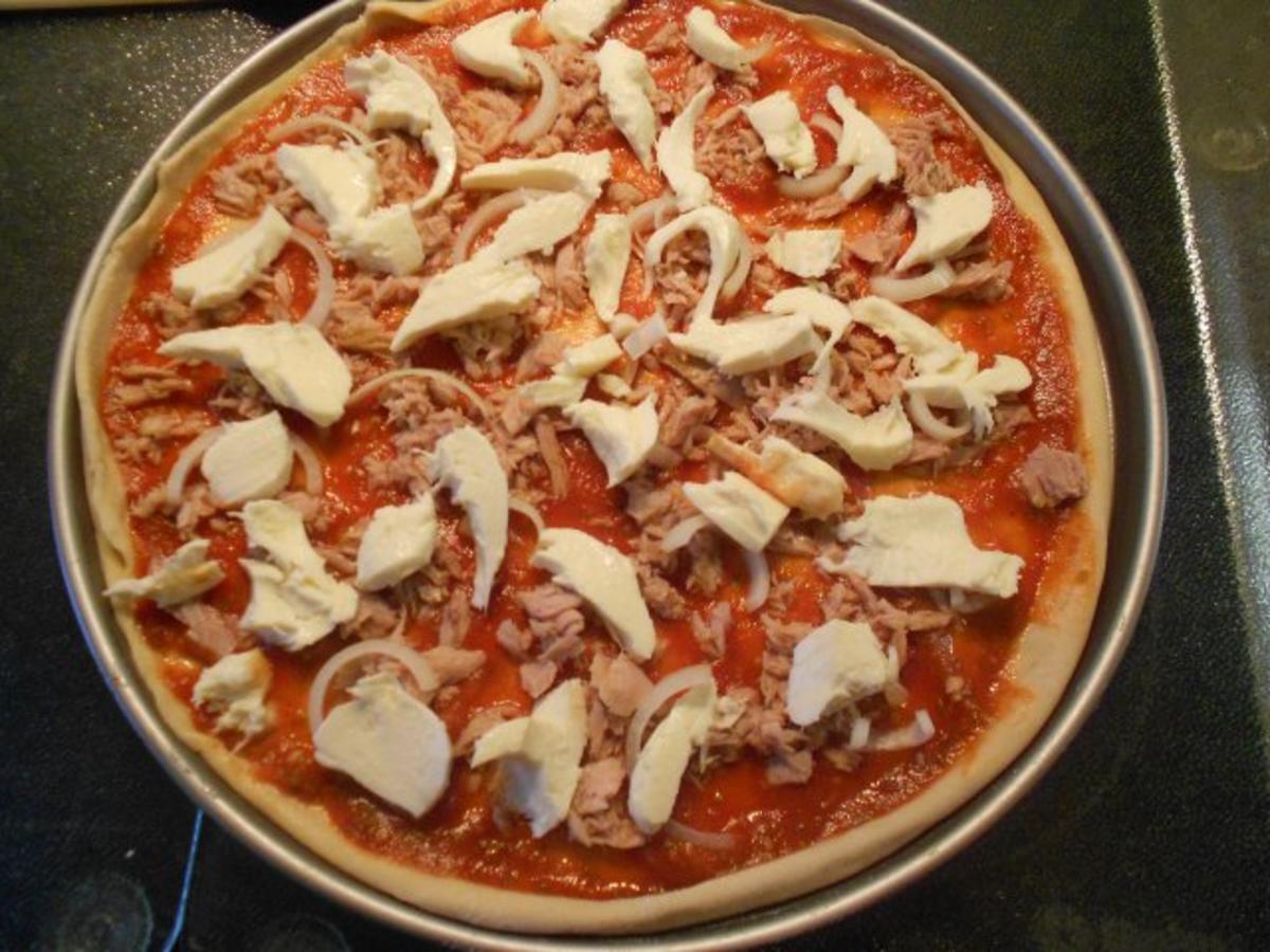 Pizza Speciale mit Thunfisch, Zwiebeln, Champigons und Salami - Rezept ...