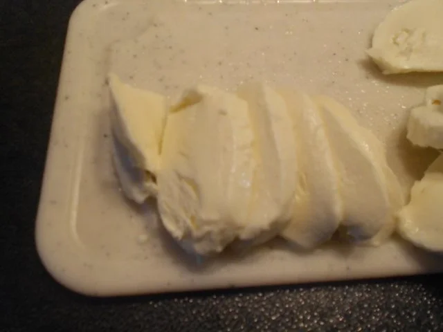 Pizza Speciale mit Thunfisch, Zwiebeln, Champigons und Salami - Rezept - Bild Nr. 7