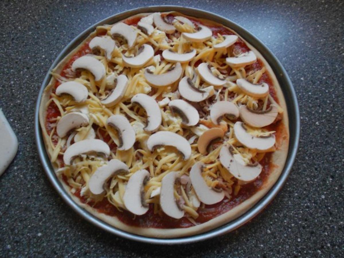 Pizza Speciale mit Thunfisch, Zwiebeln, Champigons und Salami - Rezept - Bild Nr. 16
