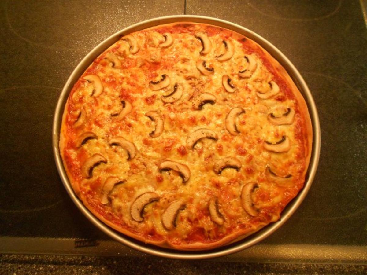 Pizza Speciale mit Thunfisch, Zwiebeln, Champigons und Salami - Rezept - Bild Nr. 17