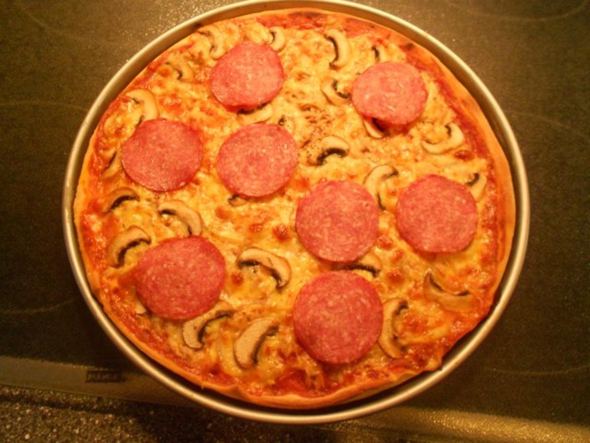 Pizza Speciale mit Thunfisch, Zwiebeln, Champigons und Salami - Rezept - Bild Nr. 18
