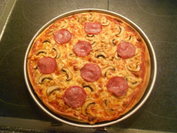 Pizza Speciale mit Thunfisch, Zwiebeln, Champigons und Salami - Rezept ...