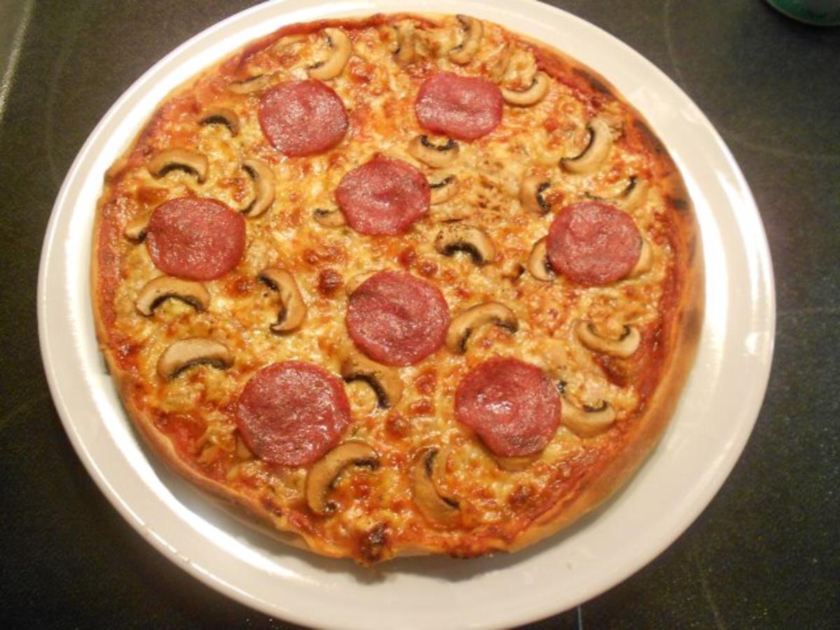 Pizza Speciale mit Thunfisch, Zwiebeln, Champigons und Salami - Rezept