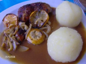Hähnchenschenkel mit Zitronenscheiben und Rosmarin - Rezept