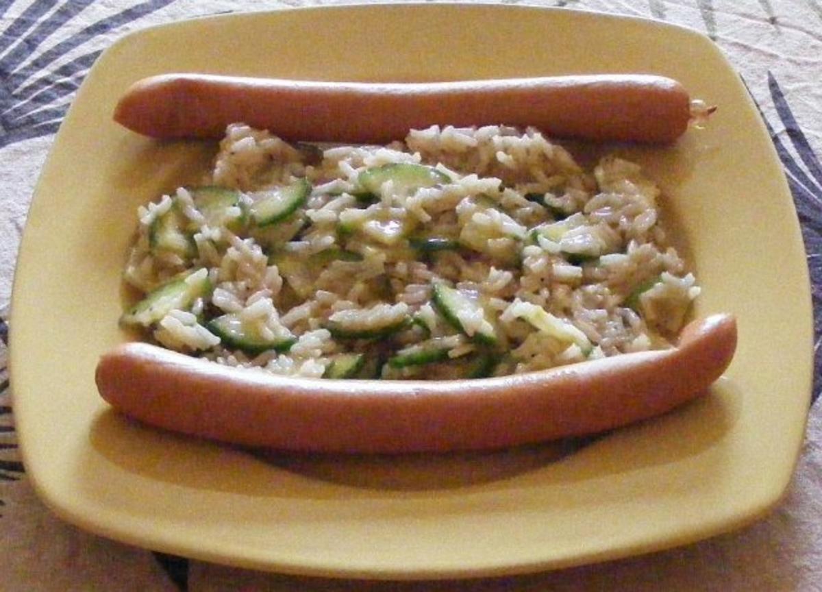 Warme Geflügelwiener mit Reis-Gurken-Salat - Rezept