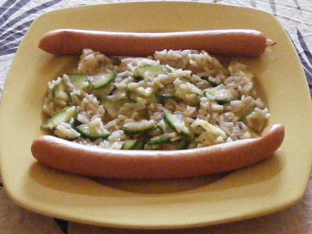 Warme Geflügelwiener mit Reis-Gurken-Salat - Rezept