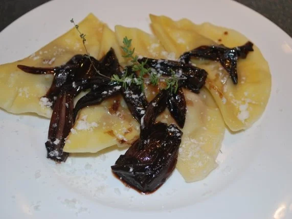 Ravioli mit Gorgonzola-Walnuss-Füllung und Rotwein-Balsamico-Schalotten - Rezept